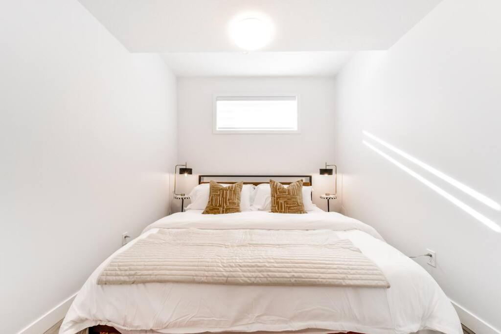 Cozy Nordic Utopia, Bsmt Suite Near Wem & Dt, King Bed, Wifi Edmonton Bagian luar foto